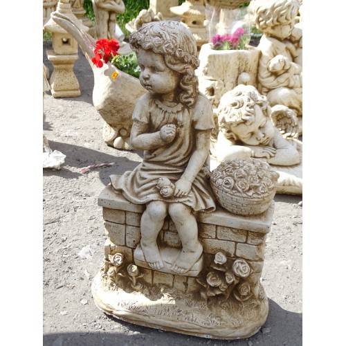 Dziewczynka siedząca na murku  Art.219